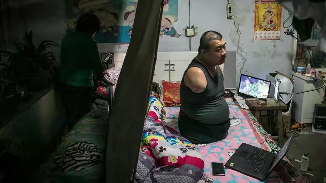 Html Font Size 375 有的人一出生就命运多舛这个小伙子生下来就是一个大肉球因患先天性海豹肢症 他出生便没有四肢一根特制拐杖 一条用汽车轮胎缝制的裤