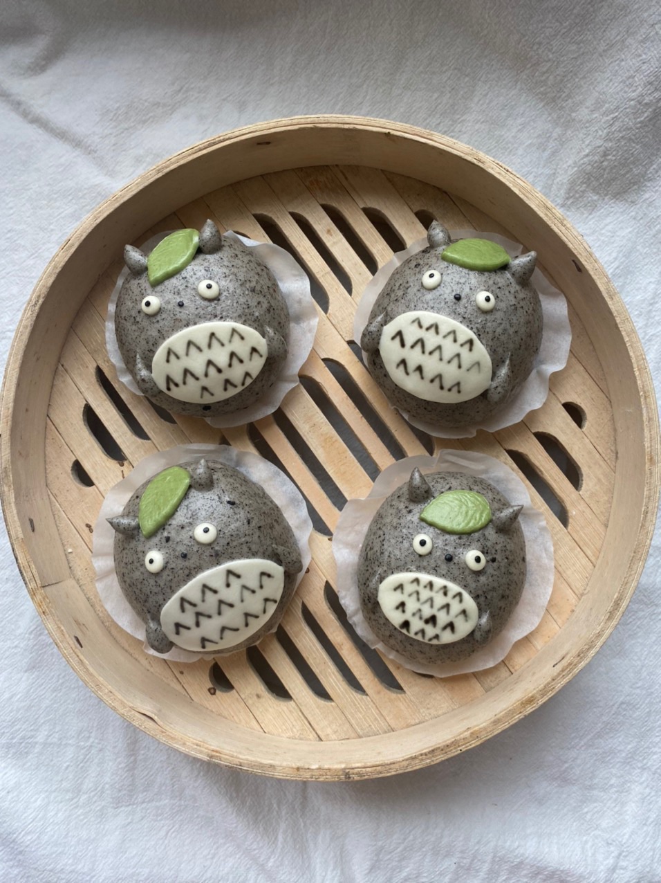 卡通馒头:龙猫造型,主体面团用黑芝麻粉和面